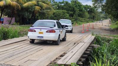 Con la construcción de puente de concreto, continuando con la pavimentación del bulevar del este, los habitantes de la colonia Villa Neen ya no cruzarán con la amenaza que la quebrada Mamalipa se lleve la vieja estructura de madera que sirve actualmente de paso.