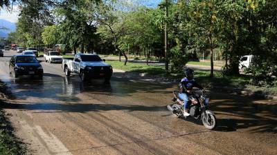 El problema es en el bulevar del Sur donde pasa inundado de aguas negras y el aire impregnado de malos olores.