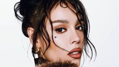 Danna Paola declaró su amor a la misteriosa chica en su nuevo álbum.