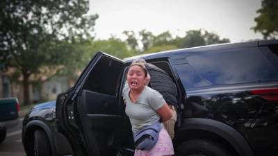 El caso de Patricia Escobar, una madre de origen hondureño detenida por agentes del Servicio de Inmigración y Control de Aduanas (ICE) en Austin, Texas, ha generado indignación y preocupación entre sus familiares y miembros de la comunidad, luego de que se conociera que sus dos hijas, de cuatro y siete años, quedaron bajo el cuidado de su padre tras el arresto.
