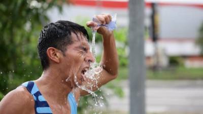 El salvadoreño Benjamín Jiménez fue captado por el lente de LAPRENSA hidratándose antes de conquistar la corona.