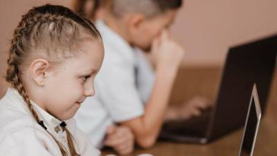 Al ser nativos digitales, los niños se encuentrans frecuentemente expuestos al robo de información personal.