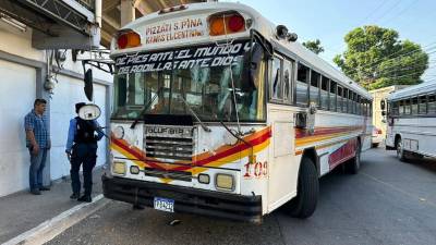 VIDEO: Buseros sacan machetes luego de chocar en La Ceiba