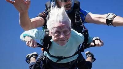 VIDEO: Abuela de 104 años busca récord al lanzarse en paracaídas