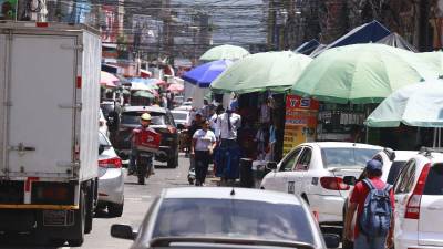Así lucen las calles del centro de San Pedro Sula, con las aceras invadidas y sin paso para los peatones.