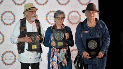 El Festival de Los Confines inició con homenajes a los poetas Alfonso Kijadurías, de El Salvador, y Blanca Guifarro, de Honduras, quienes fueron reconocidos por sus aportes a la poesía centroamericana. En la foto les acompaña el poeta colombiano Juan Manuel Roca, quien fue el homenajeado de 2020.