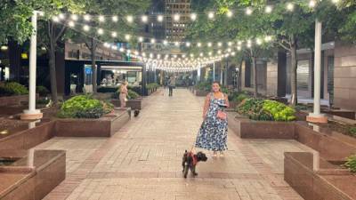 Alison Chan contó a la <a rel=nofollow noopener noreferrer href=https://www.cnbc.com/2023/07/19/millennials-dog-sitting-side-hustle-its-like-a-second-salary.html target=_blank>NBC </a>la fórmula que encontró para ganar más de 3 mil dólares al mes. Su caso ha impresionado en las redes sociales. Ya que cuidar perros es su segundo trabajo, ella se desempeña como abogada en Chicago, Estados Unidos.