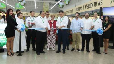 Autoridades y socios de Supermercados La Colonia durante la inauguración de la tienda #71.