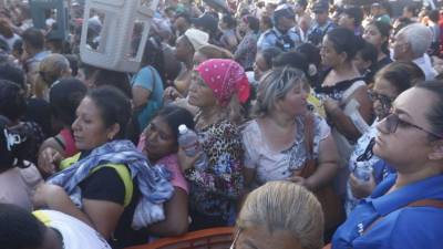 Desde tempranas horas del viernes, cientos de personas se concentraron en la escuela Presentación Centeno, en el barrio Cabañas de San Pedro Sula, para cobrar un bono familiar que ascendería a unos L8,000.