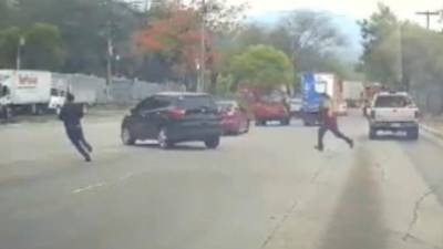VIDEO: Policías disparan a extorsionadores en San Pedro Sula