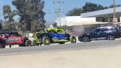 Captura del video en el que uno de los sicarios dispara a los carros razer.