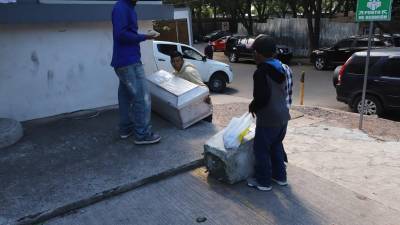 Familiares del menor reclaman el cuerpo del menor en la morgue de Tegucigalpa.