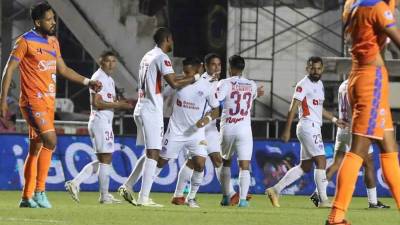 Jugadores del Olimpia celebrando el golazo de Edwin Rodríguez contra la UPN.