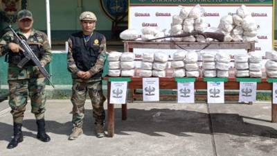 Ministro del Interior, Vicente Romero, detalló que en cada embarcación se encontraron, por separado, cargamentos de más de 1.307 kilos y de 1.747 kilos de alcaloide de cocaína.