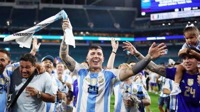 Recientemente Enzo Fernández levantó la corona de la Copa América 2024 y el festejo desató la polémica por cantos contra Francia.