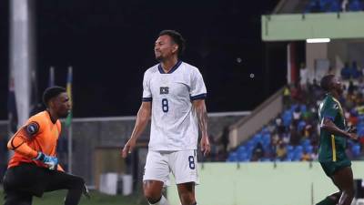 El jugador Brayan Landaverde de El Salvador se lamenta durante la derrota contra San Vicente y la Granadinas.