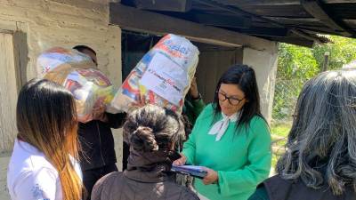 Representantes de la Cicesct entregan víveres a víctimas rescatadas.