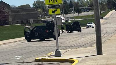 Escena donde fue abatido a disparos un estudiante que intentó irrumpir armado dentro de una escuela secundaria en Wisconsin, Estados Unidos.