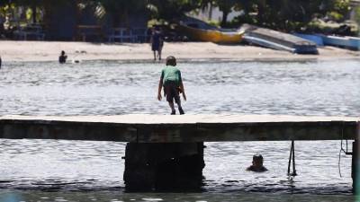 <b>Playa Municipal de Omoa:</b> Esta playa es famosa por sus aguas mansas y por contar con una variedad de restaurantes a la orilla del mar. Es perfecta para disfrutar en familia, caminar por la playa, descansar en las casetas y deleitarse con un tradicional pescado frito o una sopa marinera.