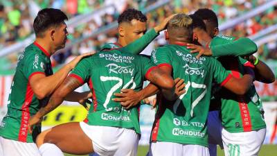 Los jugadores del Marathón celebrando uno de los goles de Alexy Vega contra el Vida.
