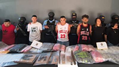 Entre los detenidos se encuentran “El Clon” y “El Sarco”, señalados como cabecillas clave de la MS-13 en Villanueva, así como varias mujeres identificadas como “caleteras”