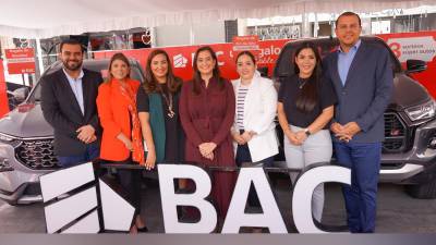 Ejecutivos y colaboradores de BAC presentes en el lanzamiento de la campaña de fin de año.