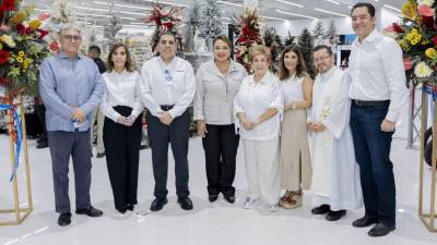 Autoridades de Diunsa junto a la Presidenta de la República, Xiomara Castro, durante el acto inaugural de la nueva tienda en Villanueva, Cortés.