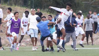 Los jugadores de Olimpia y Motagua protagonizaron una pelea en la Gran Final del Torneo de Reservas.