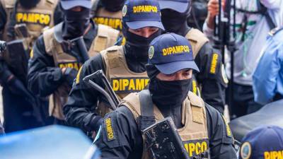 Agentes de la Dirección Policial Anti Maras y Padillas Contra el Crimen Organizado (DIPAMPCO).