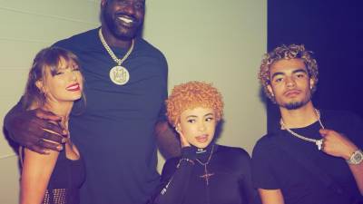 Taylor Swift junto a Shaquille O’Neal y otros amigos durante el Super Bowl 2024.