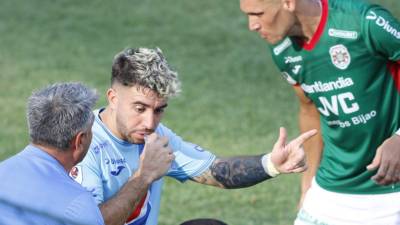 El argentino Auzmendi recibe indicaciones por parte de su entrenador Diego Vázquez.