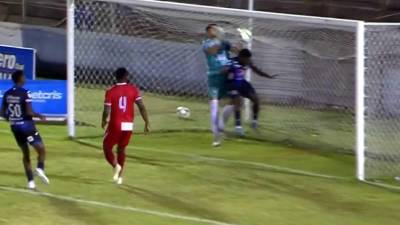 Matías Quintero no pudo controlar el balón y marcó de cabeza Carlos ‘Zapatilla’ Mejía.