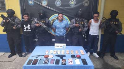 Fotografía de tres de los cincos detenidos en distintos operativos en San Pedro Sula (Honduras).