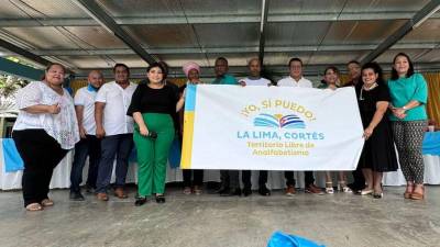 Autoridades de Educación en la declaratoria de libre de analfabetismo del municipio de La Lima, Cortés.