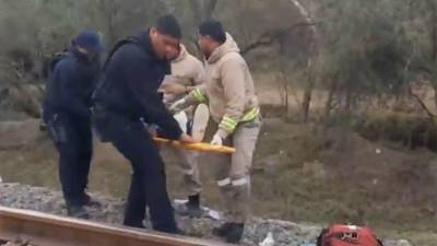 Socorristas trasladan al hondureño Edison Herrera a un hospital tras perder una de sus extremidades.