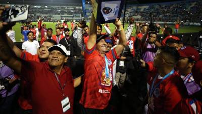 Pedro Troglio alzando su sexta copa de la Liga Nacional de Honduras con el Olimpia.