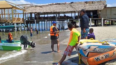 Hombres en una playa de Honduras | Fotografía de archivo