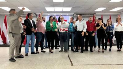 Imagen muestra a diputados y dirigentes del Partido Liberal desde la sede del Central Ejecutivo (CCEPL) durante una conferencia de prensa.