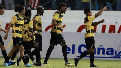 Real España le gana al Olimpia en la reapertura del estadio Morazán.