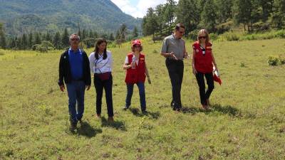 Representantes de la Secretaría de Salud, Fonprode y Cooperación Española recientemente recorrieron los terrenos de Salamá, Santa Bárbara y Ocotepeque para conocer los lugares donde se construirán los hospitales. Aquí durante su visita en Salamá, Olancho.