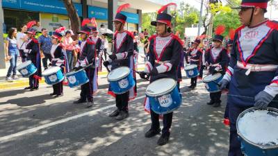 La banda de guerra del San Juan Bosco en la primera calle entre 9 y 10 avenida.