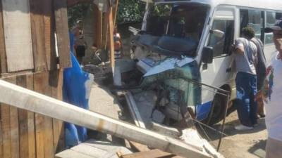El bus impactó de frente con la caseta de madera en el sector de la López Arellano.