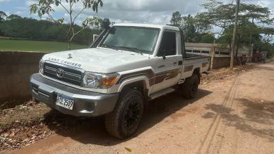 Vehículo decomisado a los tres hombres capturados.