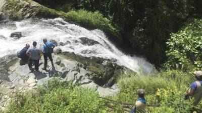 La Policía y los buzos están buscando en el río.
