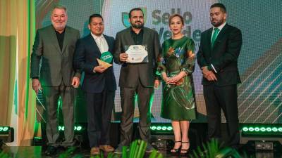 El alcalde Roberto Contreras y la primera dama de la ciudad Zoila Santos de Contreras entregaron el reconocimiento Sello Verde a Ronald Mendoza, gerente de Mercadeo y Responsabilidad Social Empresarial y a José Miguel Bautista, gerente Comercial País Grupo Ferrecomsa.