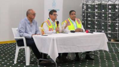 Cesar Flefil, de Flefil y Asociados, la constructora del proyecto; Juan Murillo, Gerente de Proyectos del SAN; y Manuel Rivera, Gerente de Terminal de Carga.