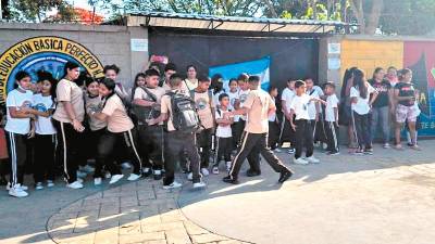 <b><span class=mln_uppercase_mln>chamelecón.</span></b> Alumnos y padres del centro Perfecto H. Bobadilla.