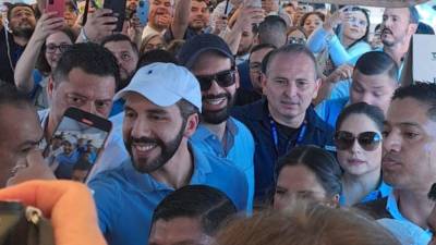 Presidente Nayib Bukele llega a ejercer el sufragio.