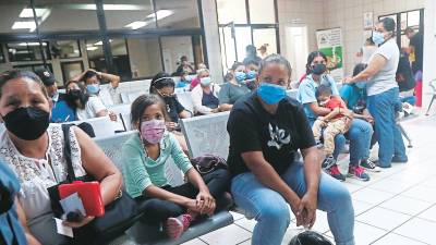 <b><span class=mln_uppercase_mln>MEDIDAS.</span></b> Salud informó que es obligatorio el uso de mascarillas en centros médicos y clínicas.