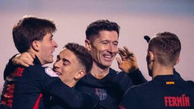 Jugadores del FC Barcelona celebrando uno de los goles en la goleada que recetaron al Barbastro.